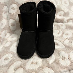 NWT BLACK BEARPAW BOOTS. SIZE 11 LITTLE GIRLS